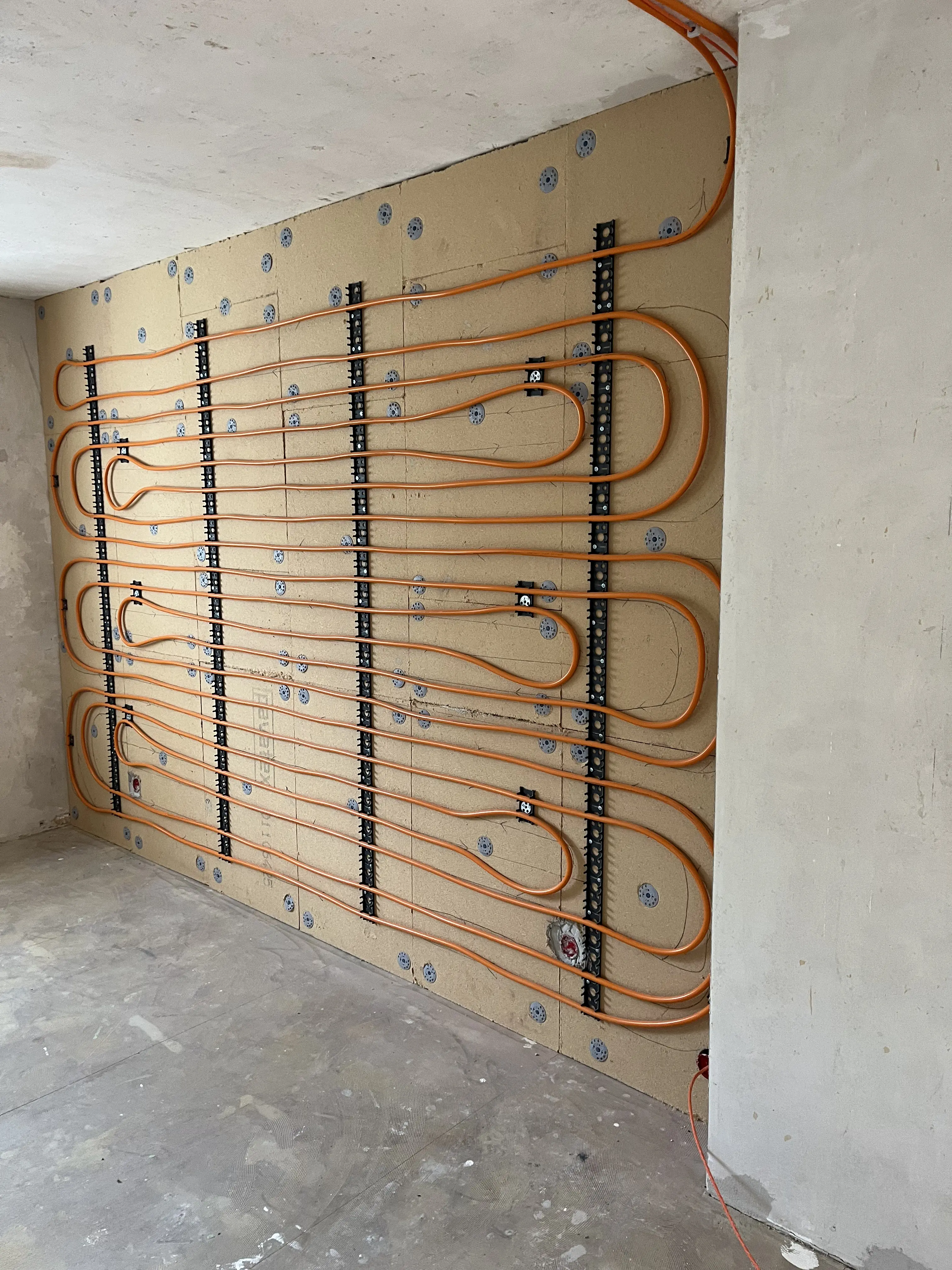 Wandheizung präziser Unterbau vorher für Lehmbau in Neuss durch Stuckateurmeister Alexander Leubner